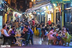 Hanoi restaurants overflow after evening curfew is lifted