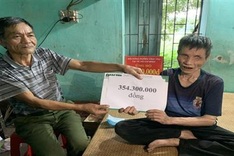 Readers donate VND355m to help blind man and mentally-ill sister