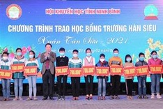 100 scholarships given to Ninh Binh students