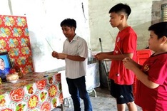 Two boys in Bac Lieu seek help after mother dies