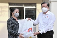 Dantri charity programme sends 300 gifts to Can Tho residents