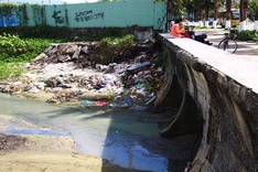 Danang beach turns black with pollution