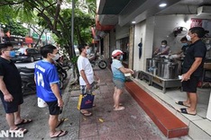 Hanoians queue for take-away noodles following eased social distancing