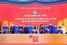Hanoi honours 90 valedictorians from universities