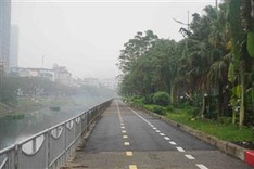 Hanoi's first cycle lane yet to grab public attention