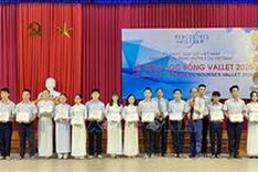 Over 200 Thua Thien-Hue students receive Vallet scholarships