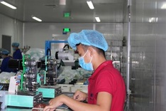 HCM City workers carry on despite Covid fears