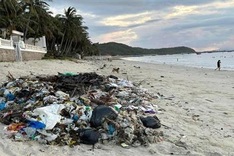 Rubbish blankets Khanh Hoa beach