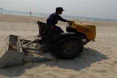 Danang cleans beaches before summer holiday