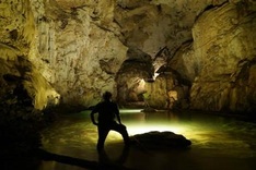 UK experts explore Thai Nguyen cave