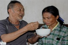 Blind man takes care of mentally-disordered daughter