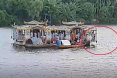 Tourist boats fined for dumping votive papers into Huong River