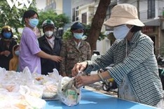 Danang teachers offer free meals to disadvantaged