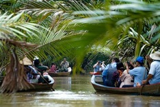 Foreign press and embassy staff enjoy ecological tour in Ben Tre