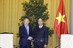 President Nguyen Xuan Phuc receives coach Park Hang-seo