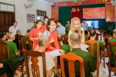 Vietnamese in Germany present gifts to families of dead and wounded soldiers