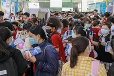 Job hopping becomes less common in HCM City due to Covid-19