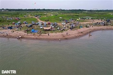 Red River crowded on Hung Kings' holiday