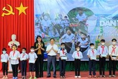 Dantri/Dtinews supports health insurance for Hau Giang students