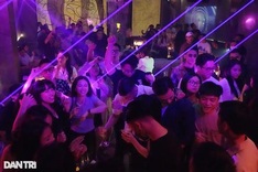 Hanoi bars and clubs crowded on reopening night