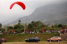 First Puteleng paragliding competition kicked off in Lai Chau