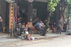 Hanoi restaurants ignore social distancing regulations