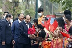 State leader joins ethnic groups in spring festival