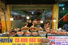 Hanoians earn good profits from braised grass carp