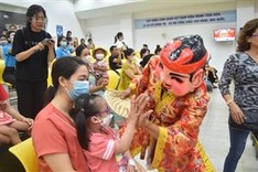 Dantri presents mooncakes to disadvantaged Thai Nguyen children