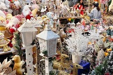 Christmas spirit envelops Hanoi street