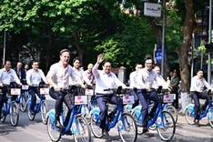 Vietnamese and Dutch PMs cycle Hanoi streets