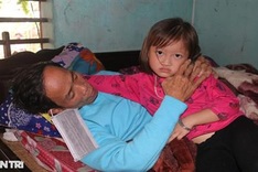 Ailing grandfather and granddaughter in Ha Tinh seeking help