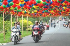 Lantern road at HCM City park attracts visitors