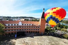 Hot air balloons debut in skies above Da Lat City