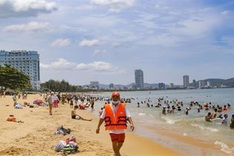 People rush to Quy Nhon beach for Mid-year Festival swimming