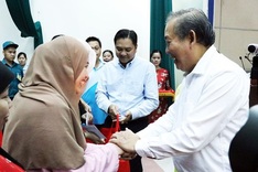 Officials present Tet gifts to needy people