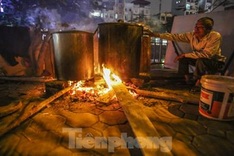 Hanoi residents stay up late to cook Chung Cake