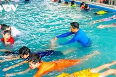 Free swimming classes for Ca Mau poor children