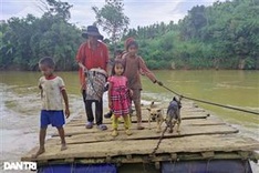People risk lives using raft on large stream in Gia Lai