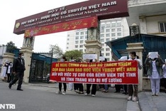 Hanoi hospital staff strike over late salaries