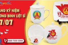 Dantri/Dtinews gives presents to families of war dead and invalids