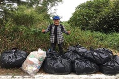 Young Danang men respond to litter challenge