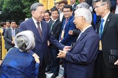 Party General Secretary, President meets with outstanding overseas Vietnamese