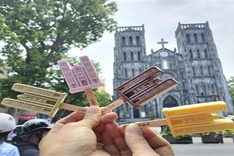 Man makes Hanoi landmark ice creams
