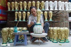 Hanoi ceramic artisan produces model World Cup trophies