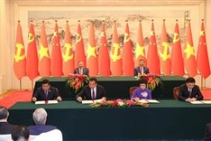 Vietnamese, Chinese top leaders witness signing of 14 cooperation documents