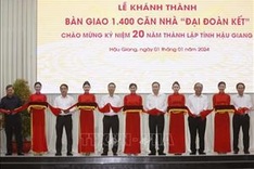 President witnesses hand-over of 1,400 houses in Hau Giang