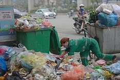 Sanitary workers hurry to clean up Hanoi streets after dump site blockage