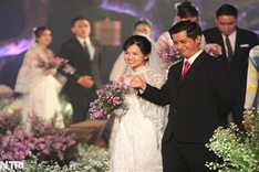 Mass wedding held for HCM City hospital’s couples