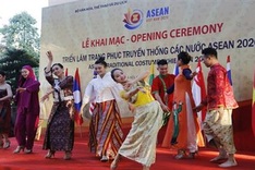 ASEAN traditional costumes displayed at Hanoi exhibition